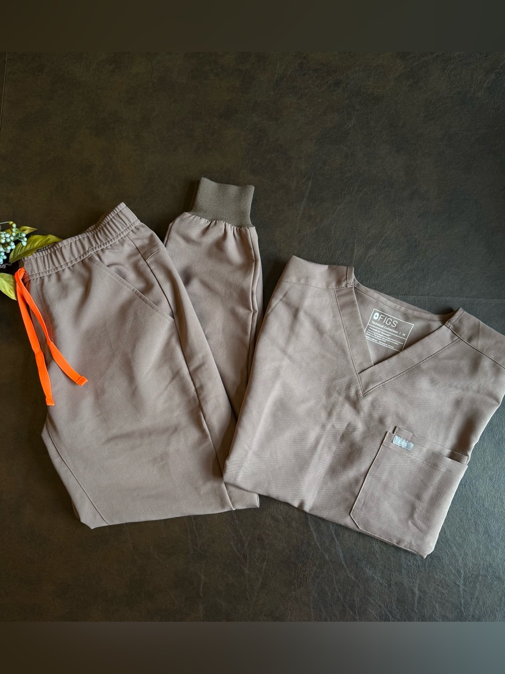 FIGS Men’s Smokey Taupe Scrub Set: Leon Scrub Top (M) & Tansen Jogger Pant (S)